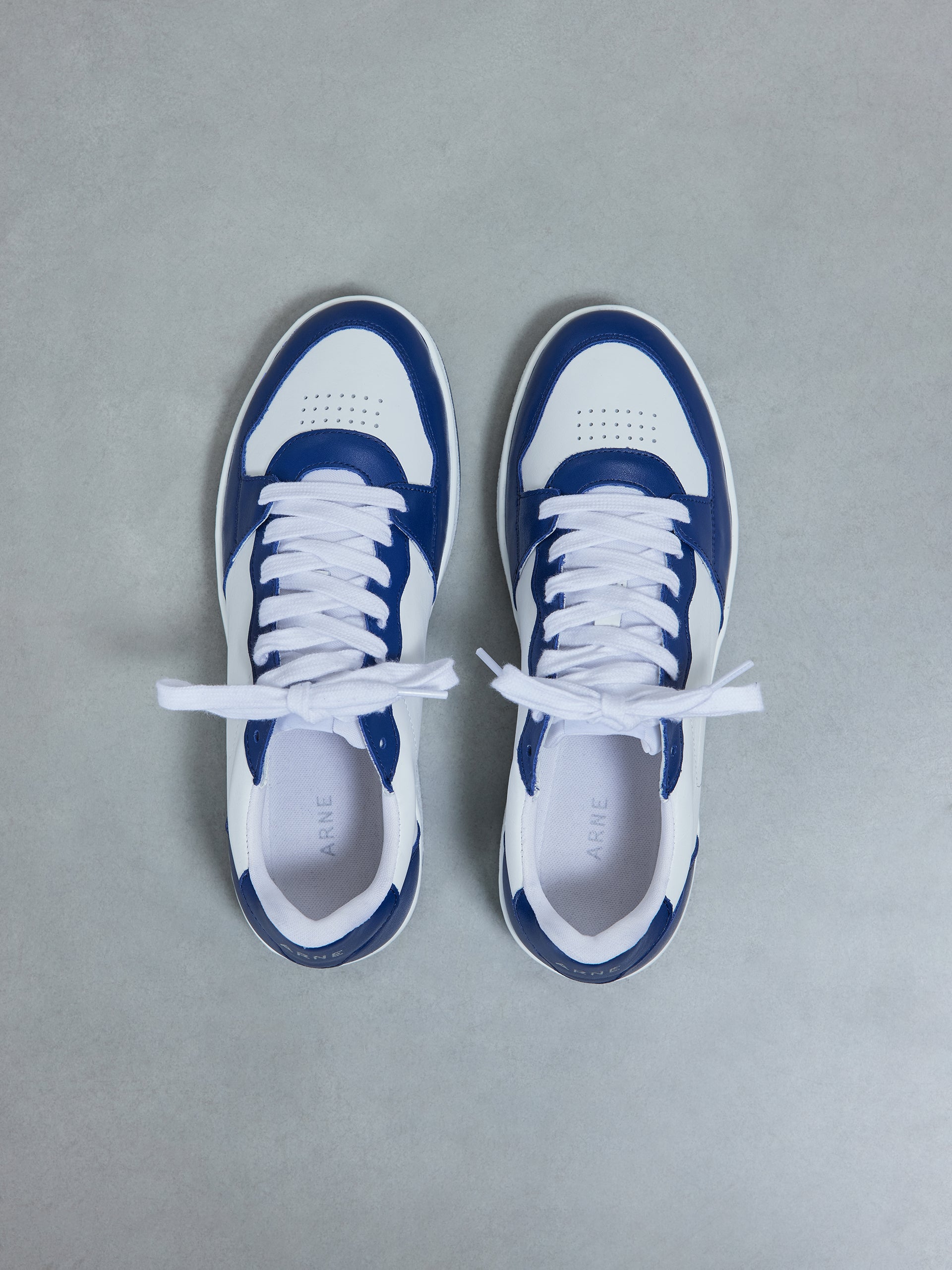 Basket Trainer in White Navy