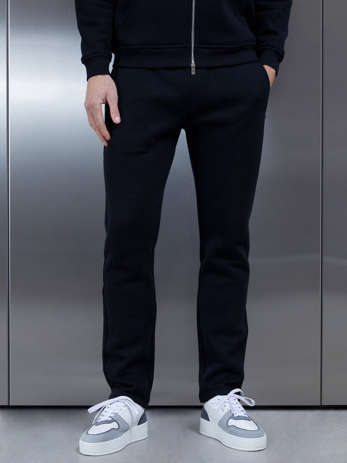 Relaxed Tapered Leg Jogger in Black