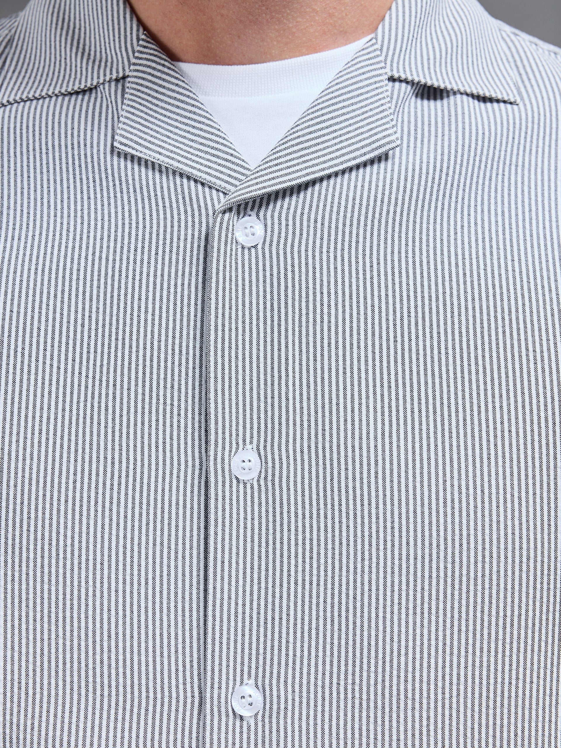 Seersucker Short Sleeve Revere Collar Shirt in Black