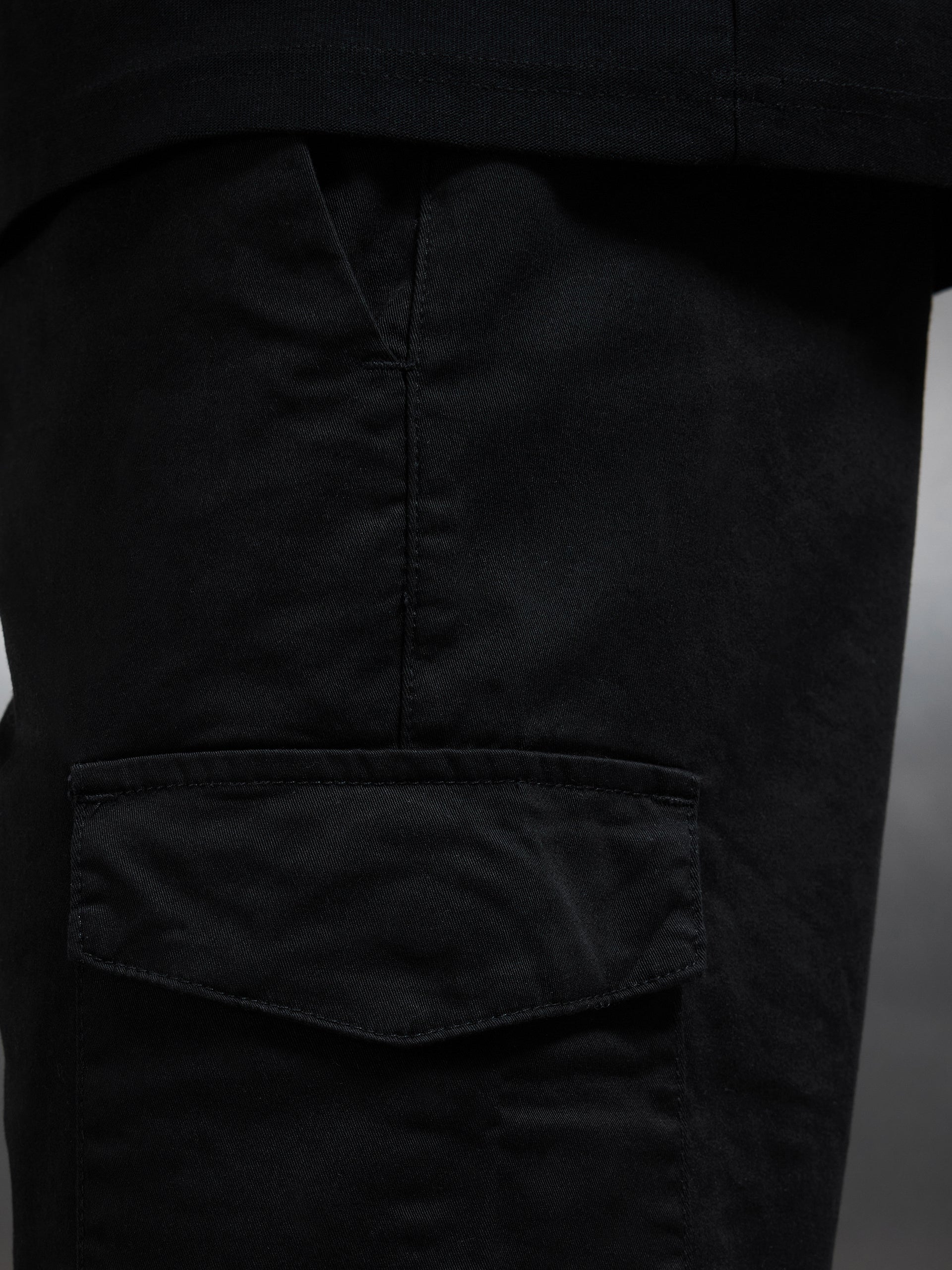 Tailored Cotton Cargo Short in Black