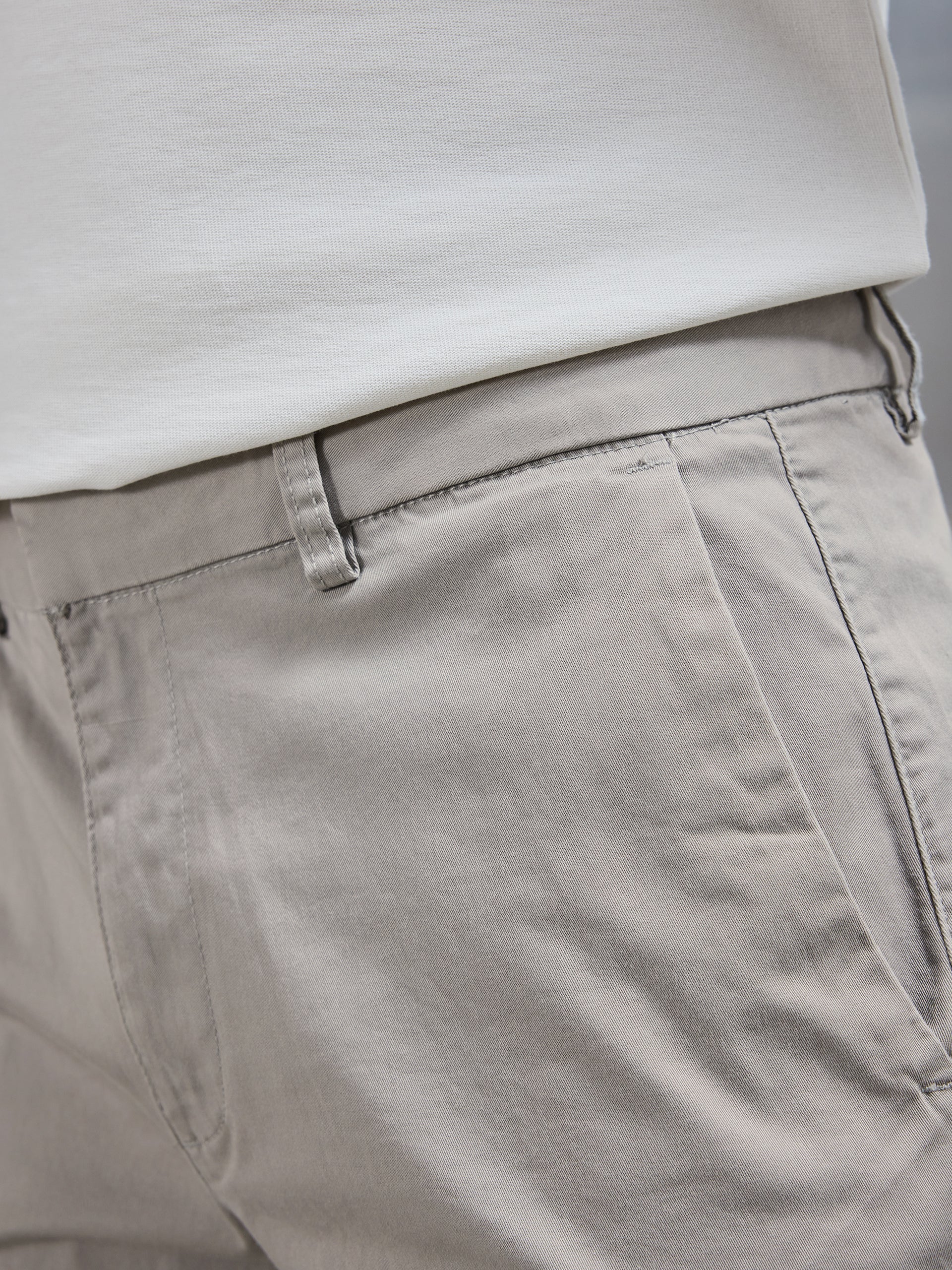 Tailored Cotton Cargo Short in Stone