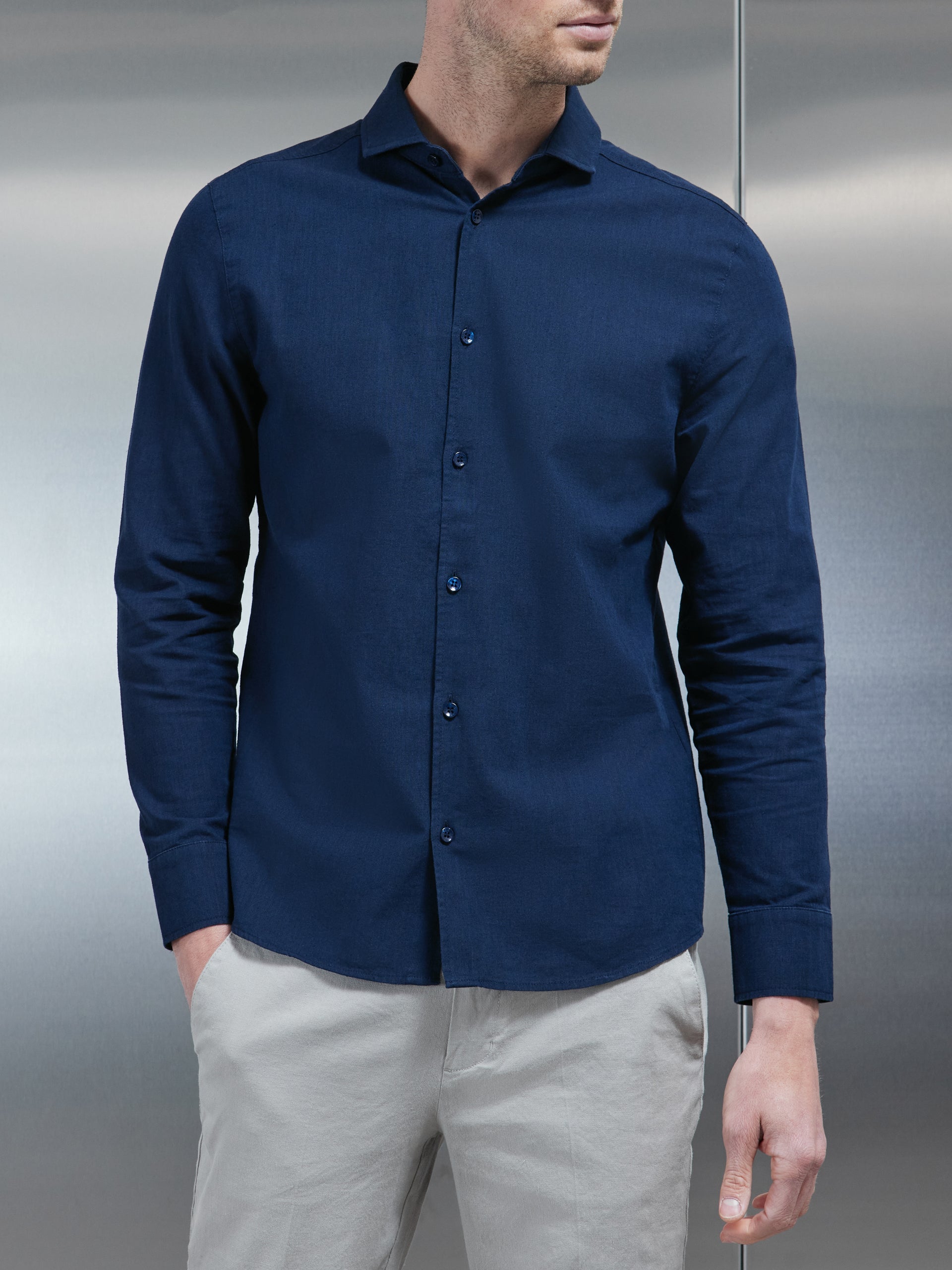 Linen Long Sleeve Cutaway Collar Shirt in Navy