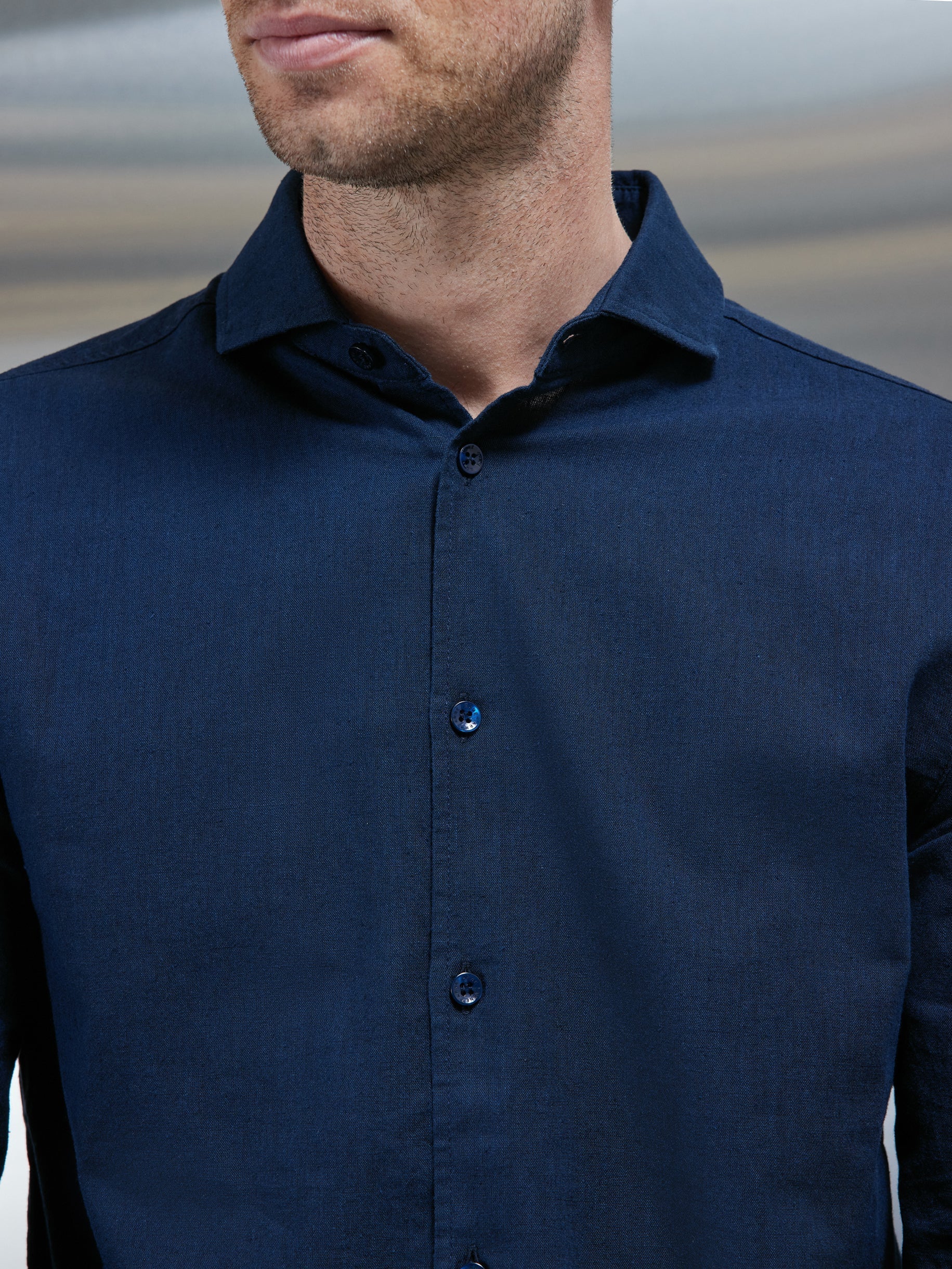Linen Long Sleeve Cutaway Collar Shirt in Navy